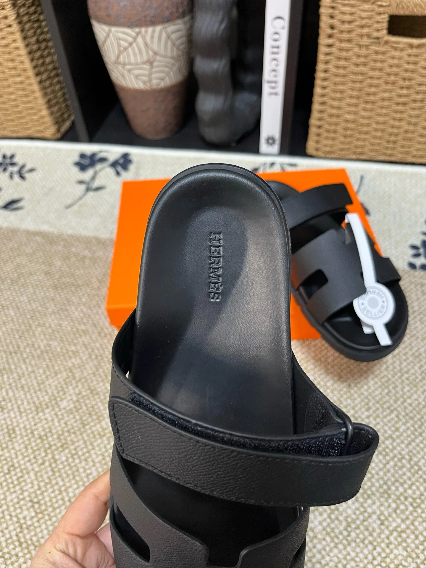 P300 Long-term stock Hermes men’s Kazimir slippers for couples - top quality woven calfskin functional sandals with intertwined uppers inspired by the “H” iconic pattern to create a casual look, perfect for summer. Imported cowhide + cowhide lining + TUP outsole Size: 35-46